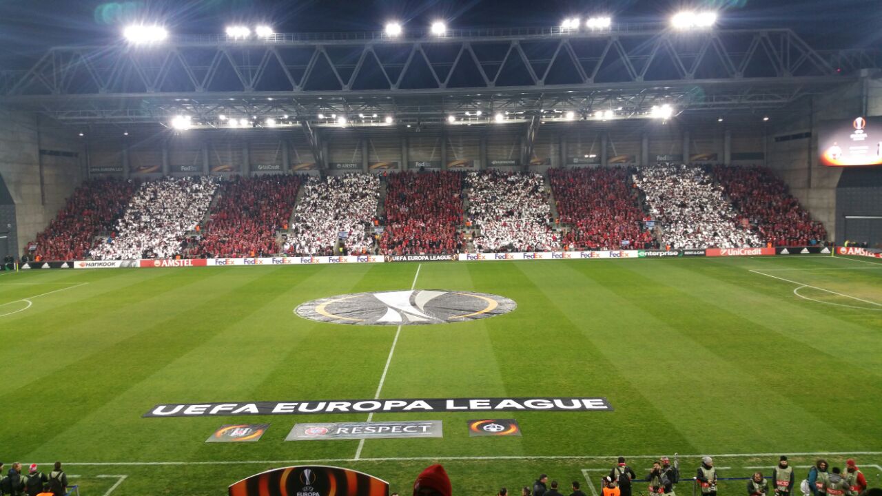 היציע המזרחי באדום-כסוף זוהר. לא נראה כך מעולם